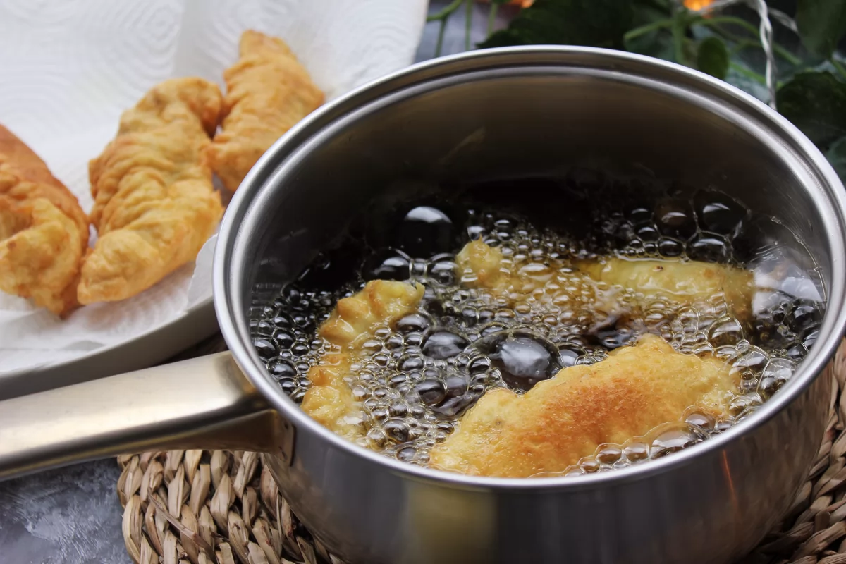 Proceso de fritura de los filetes de rape rebozados