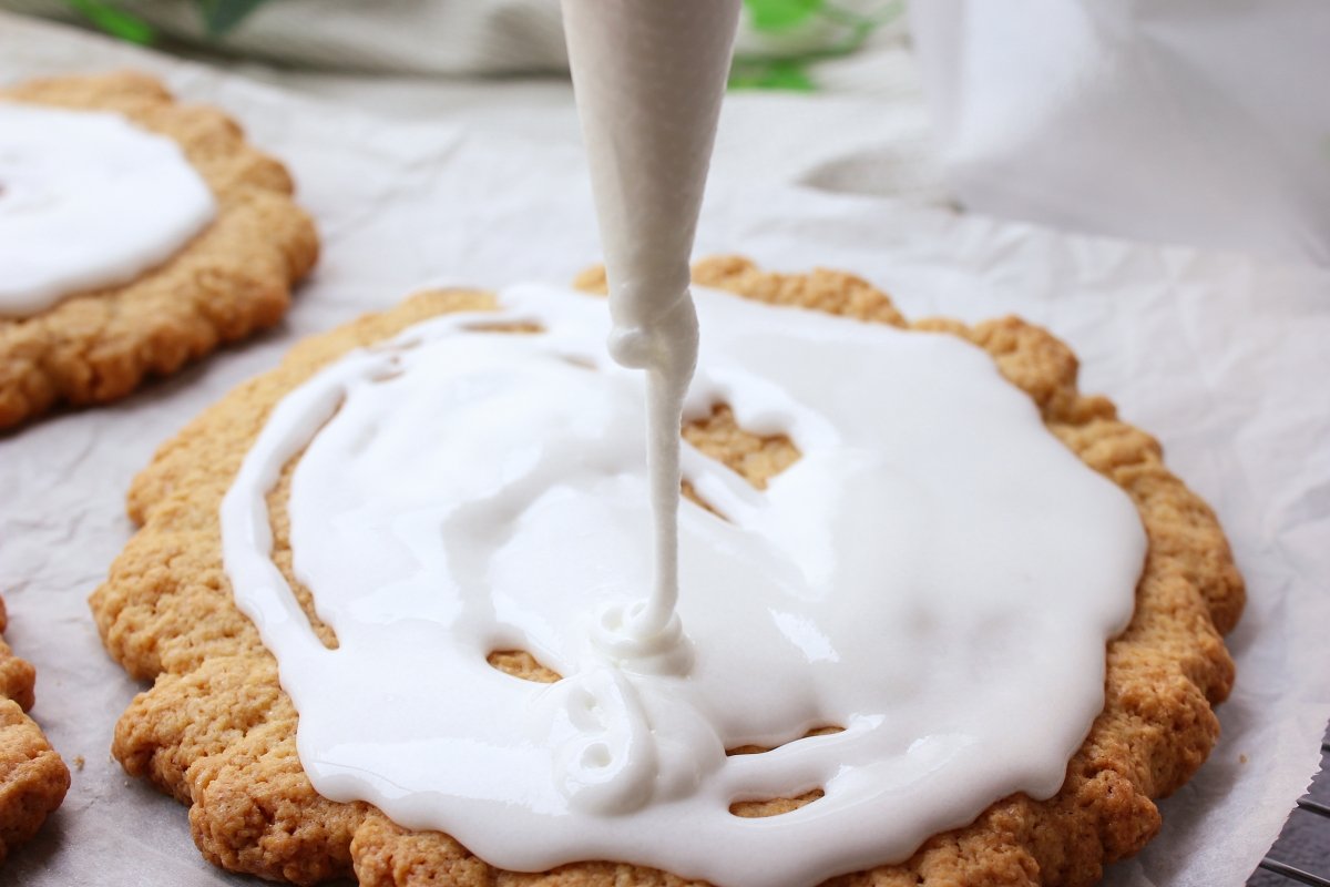 Proceso de glaseado de la torta de San Blas