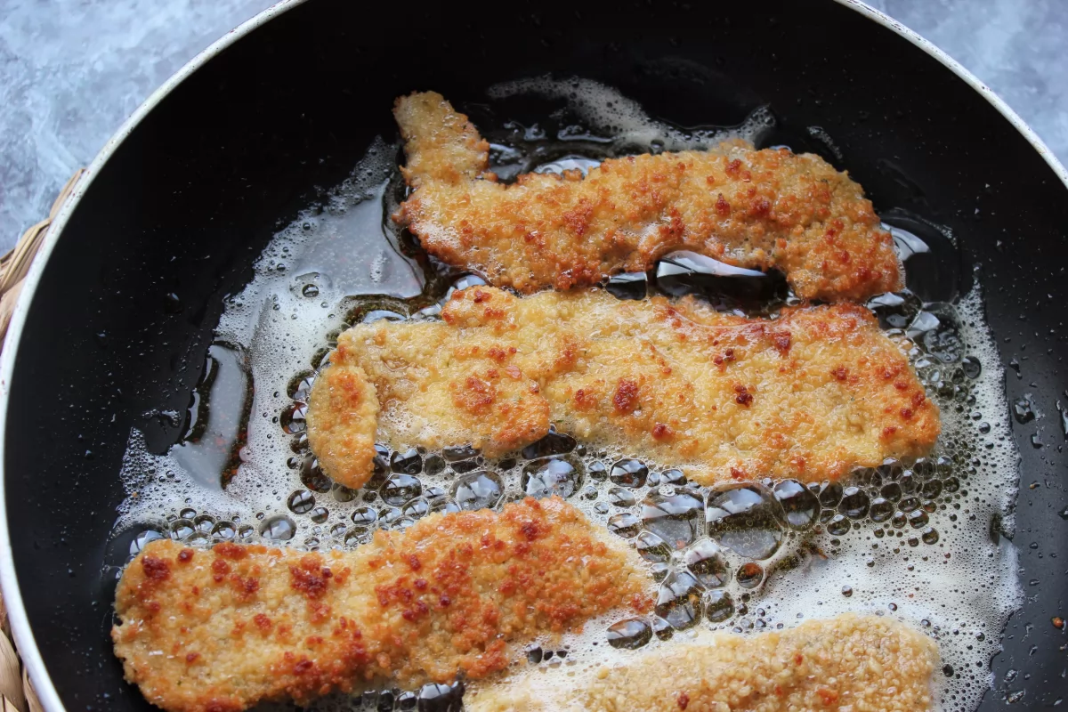 Proceso de la fritura de los fingers de pollo *