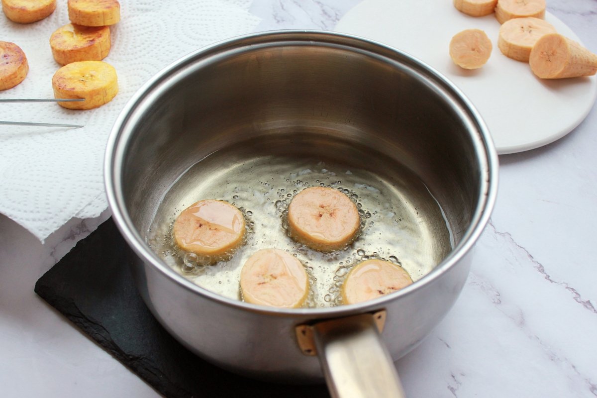 Proceso de la primera fritura de las rodajas de plátano macho *