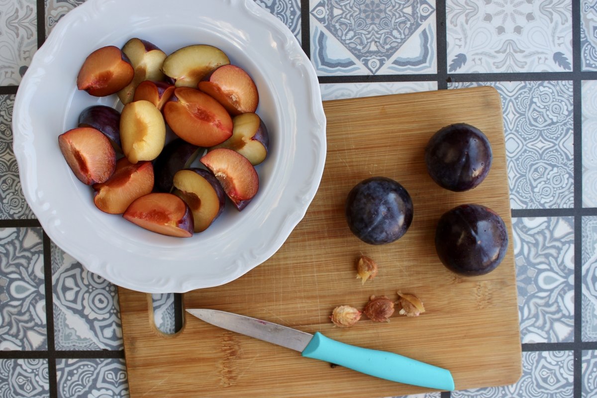 Cleaning and chopping process of plums