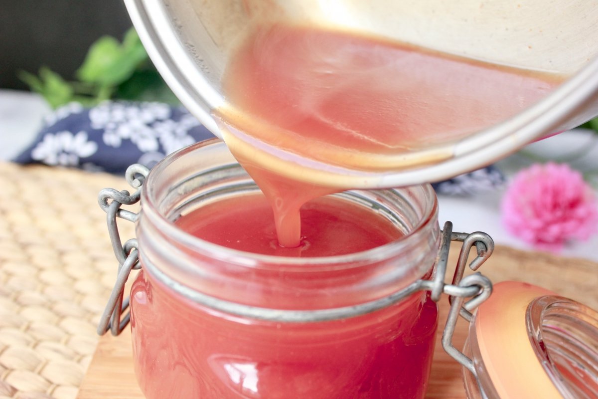 Proceso de llenado del recipiente hermético con la salsa agridulce *