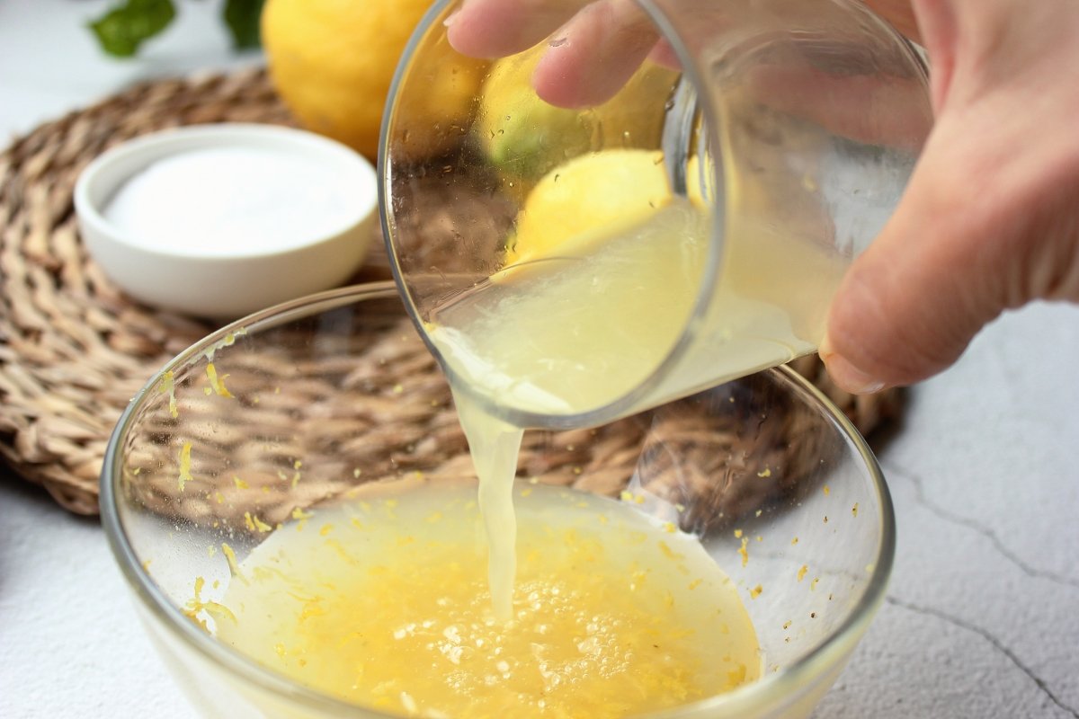 Proceso de mezclado del jugo y la ralladura de los limones