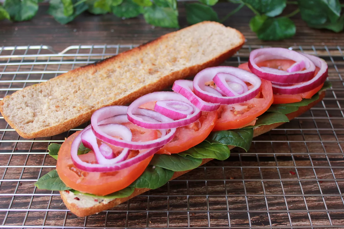 Proceso de montaje del bocadillo vegetal *