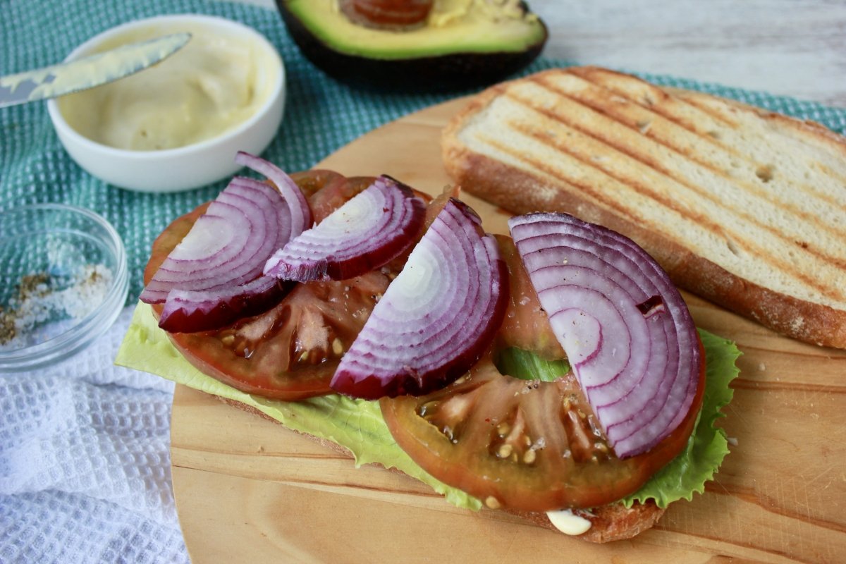Assembly process of the chicken and avocado sandwich