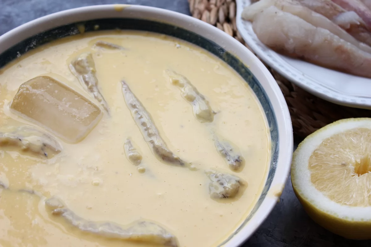 Proceso de rebozado de los filetes de rape en la masa estilo orly