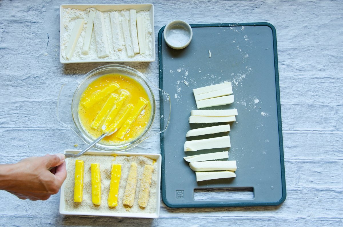 Proceso de rebozado de los fingers de queso