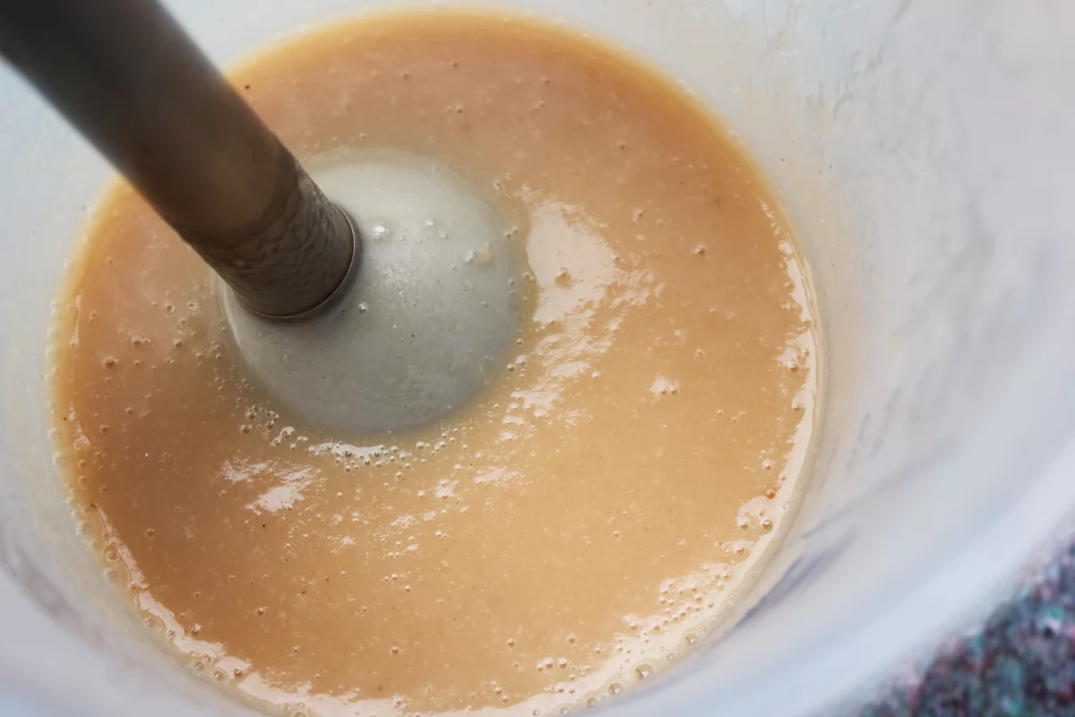 Salmón en salsa de cebolla 7 Proceso de triturado de la salsa de cebolla