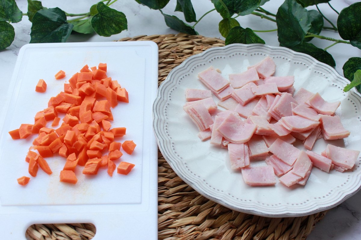 Proceso de troceado de la zanahoria y el jamón cocido