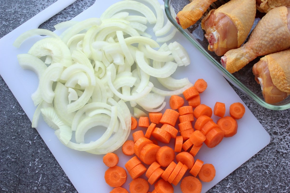 Proceso de troceado de las cebollas y zanahorias para hornear