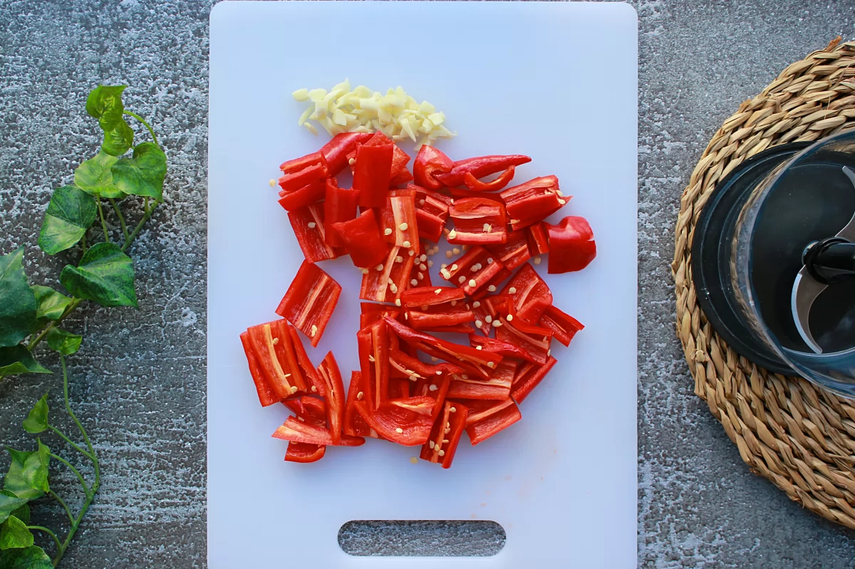 Proceso de troceado de los pimientos rojos picantes y de los dientes de ajo *