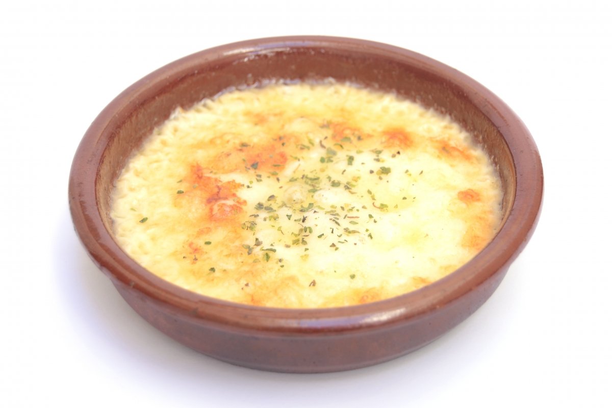 Provolone fundido en cazuela de barro al horno