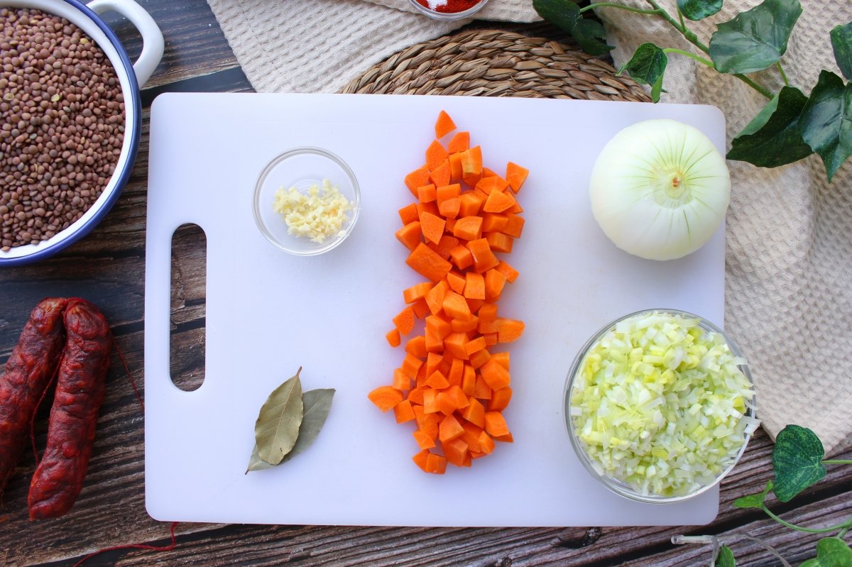 Puerro, zanahorias y ajo picados para el sofrito