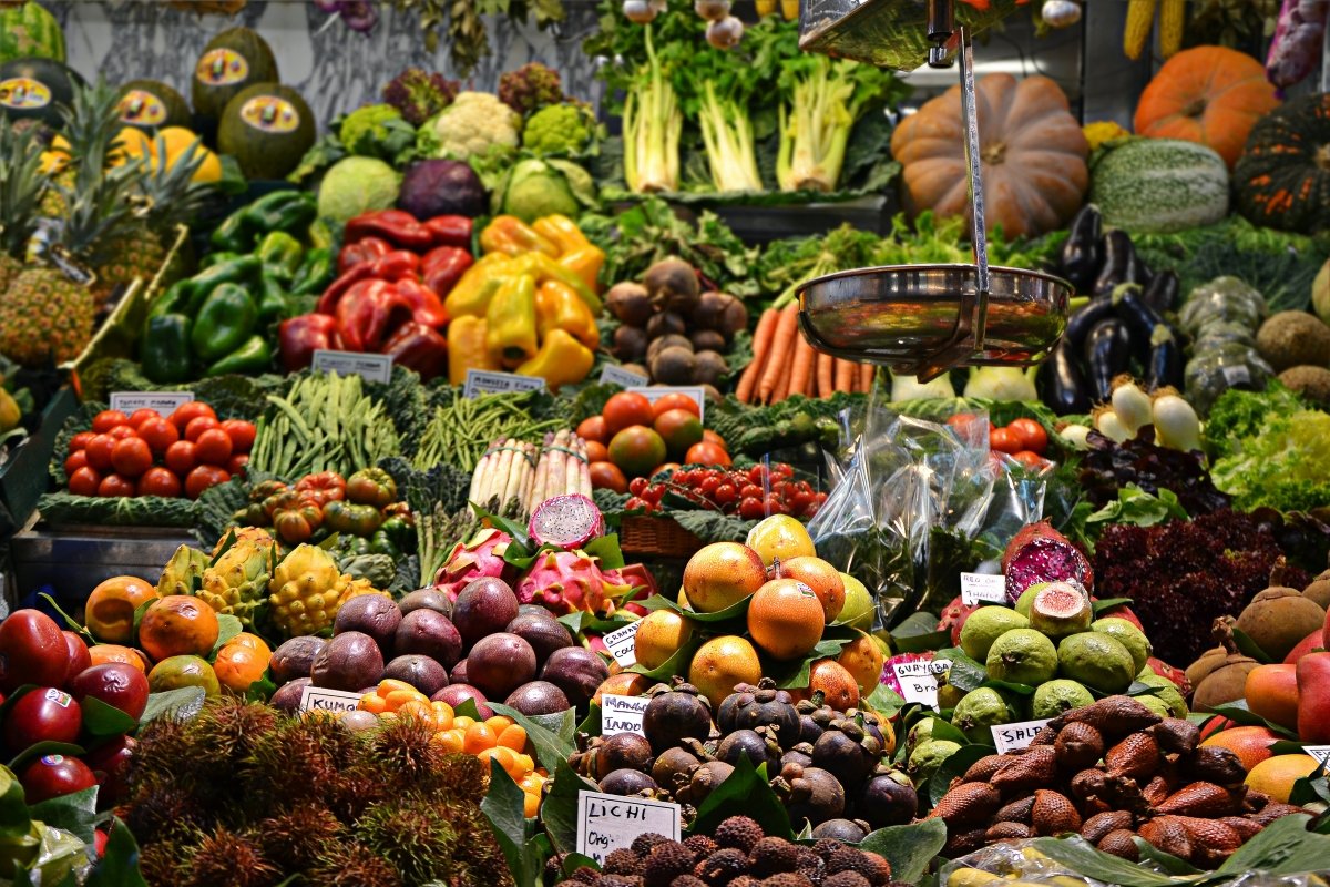 Puesto de frutas y verduras en el mercado de La Boqueria