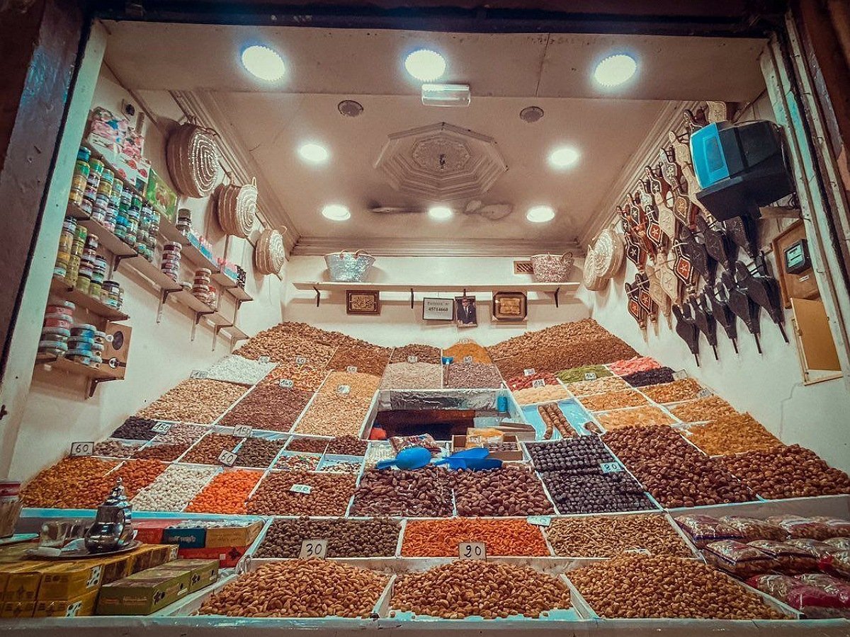 Puesto de frutos y semillas a granel en la Plaza Jemaad el fna, Marrakech