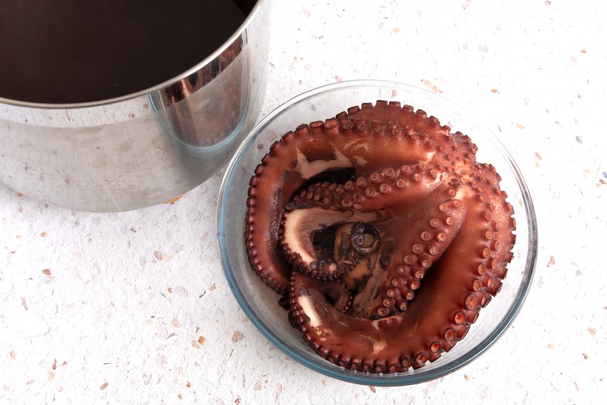 Pulpo cocido y caldo para preparar pulpo a la mugardesa