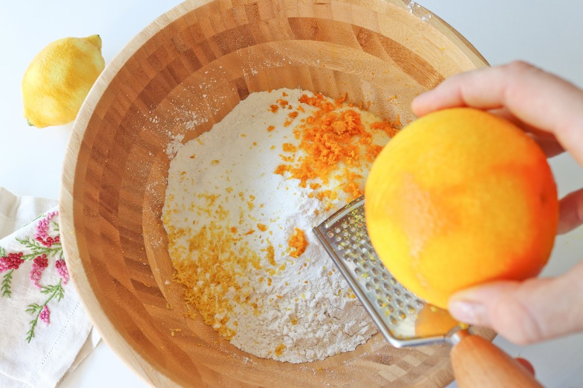 Pulverizar la naranja y el azúcar para hacer la masa