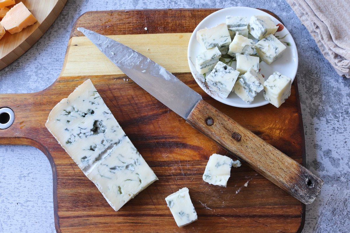 Queso azul para preparar una tabla de quesos