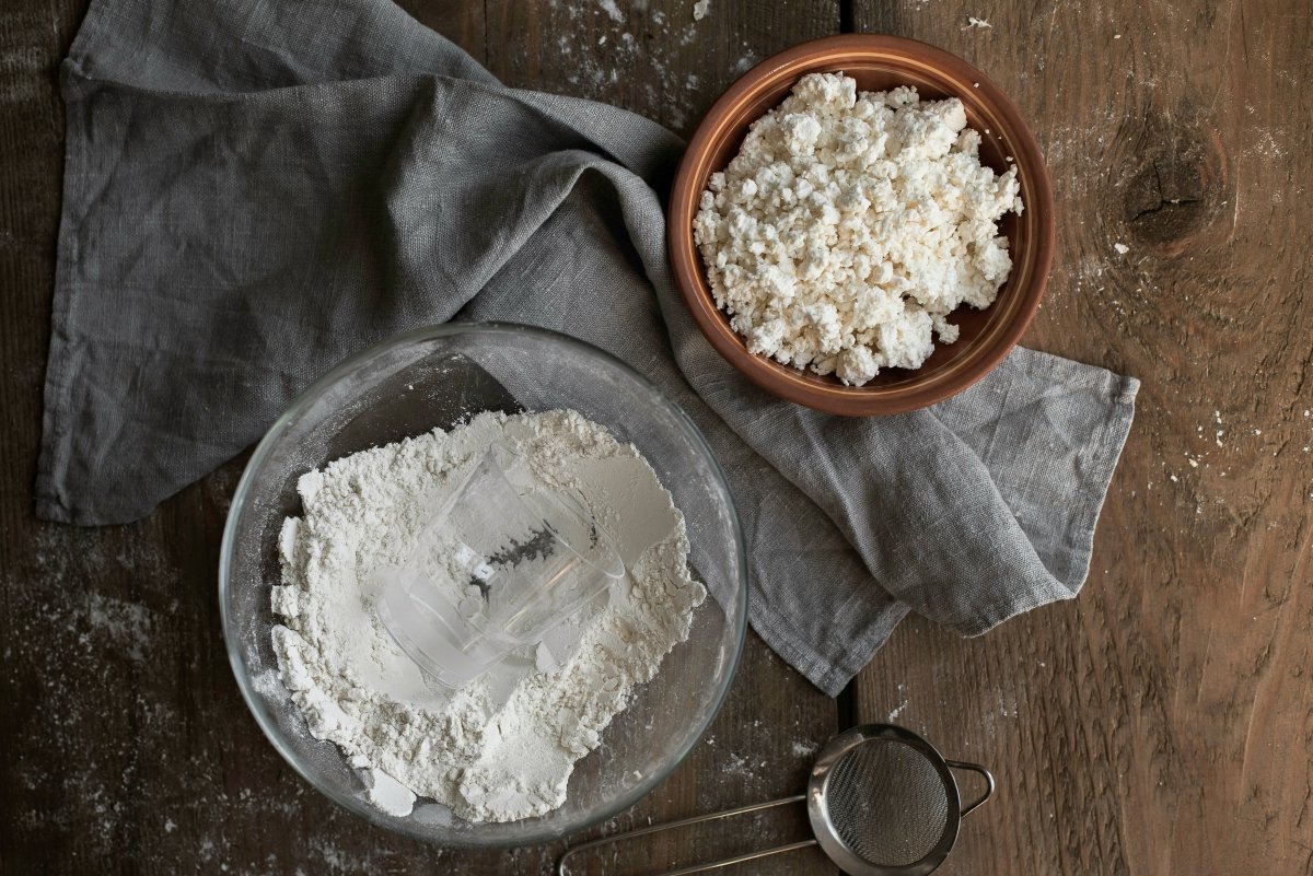 Queso cottage y requesón sobre una mesa de cocina