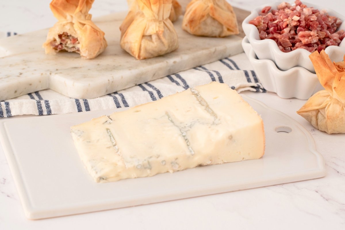 Queso de los saquitos rellenos de queso Gorgonzola y jamón