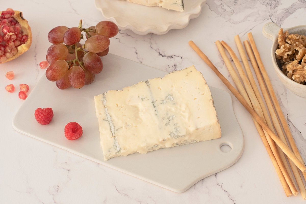 Queso Gorgonzola DOP listo para comer sobre una tabla