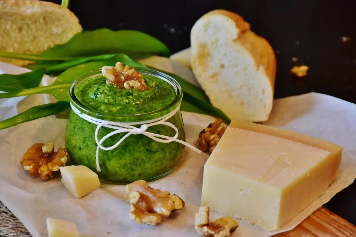 Queso parmesano para un pesto de albahaca y Parmigiano con nueces