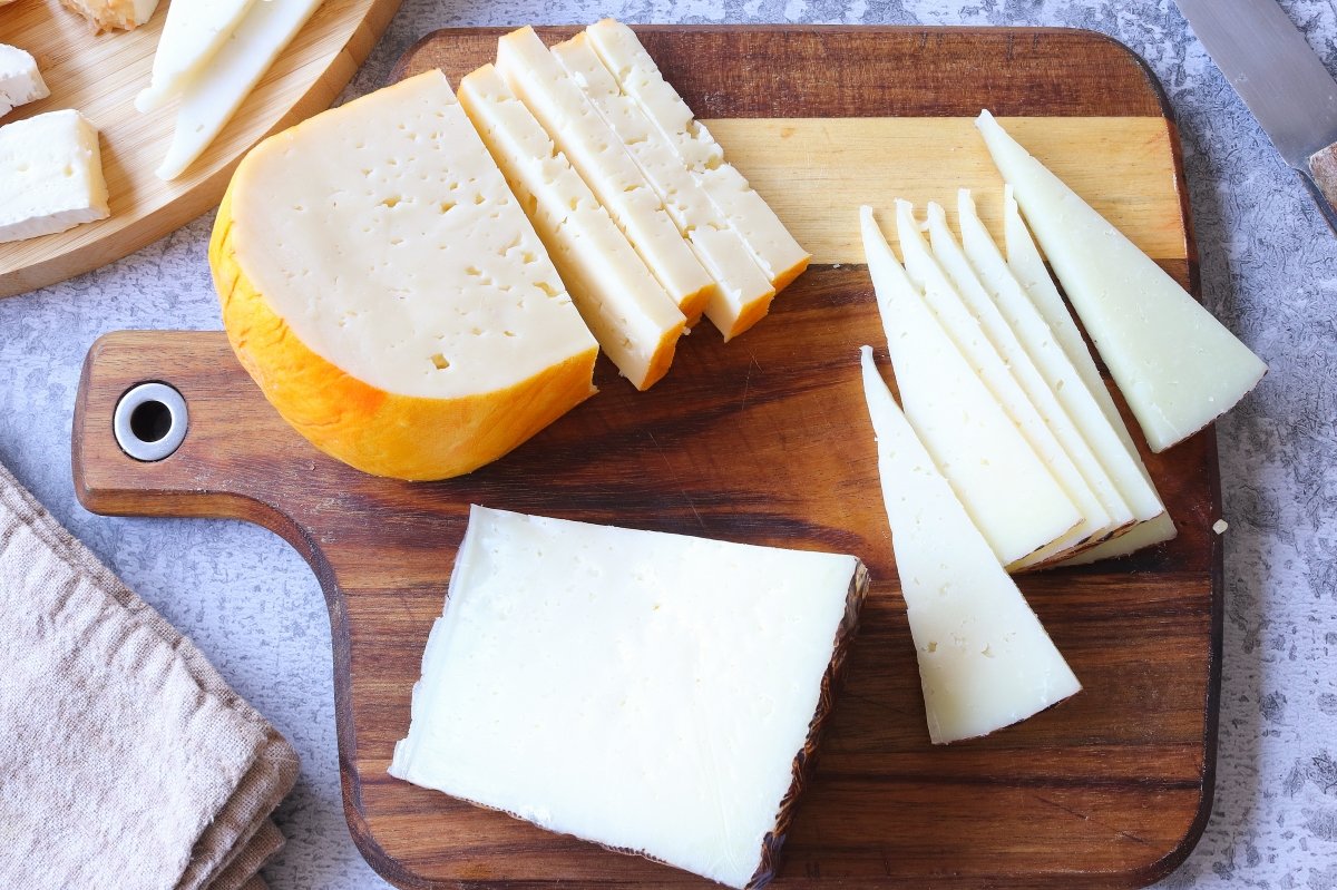Quesos semi curados para preparar una tabla de quesos