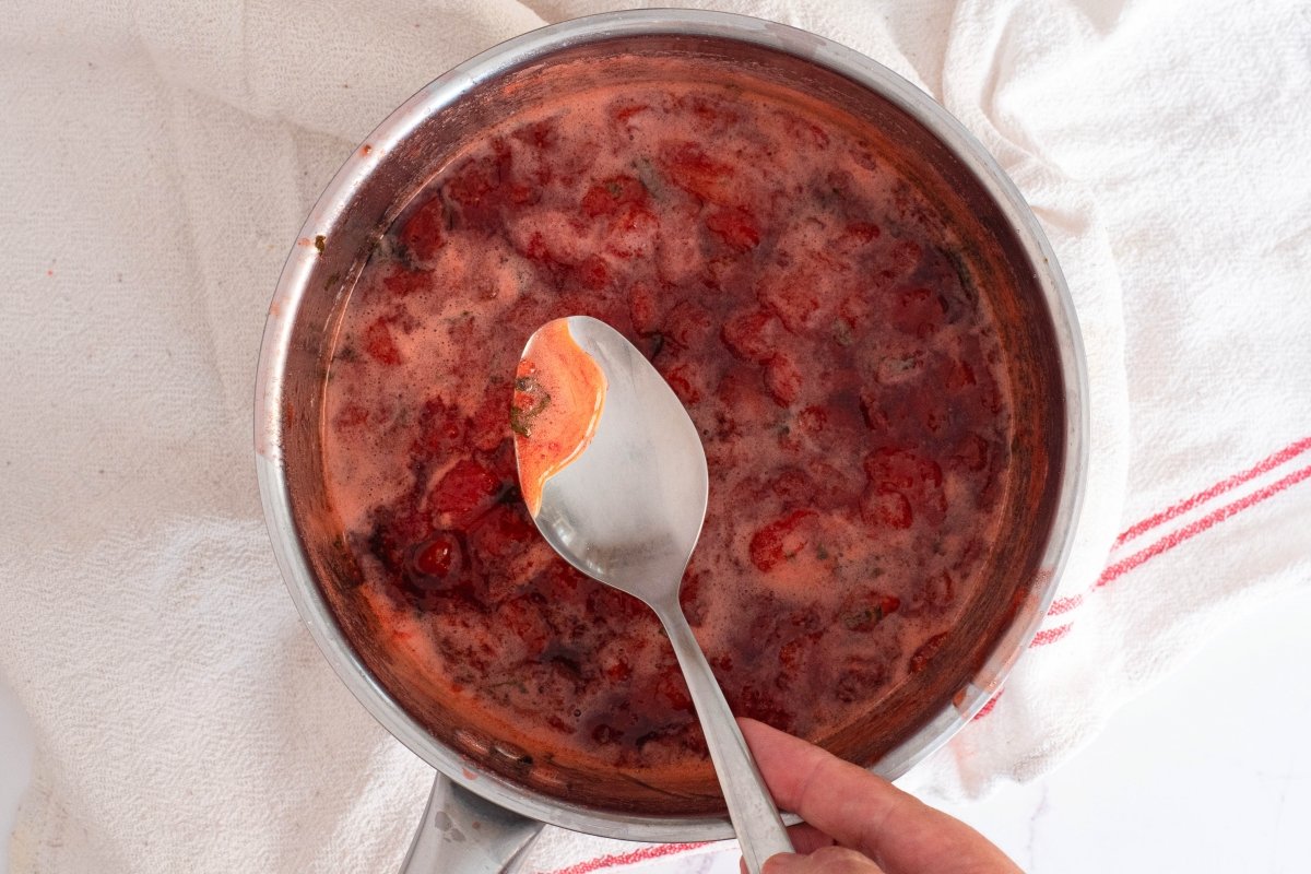 Quitamos la espuma de la mermelada de fresas y albahaca