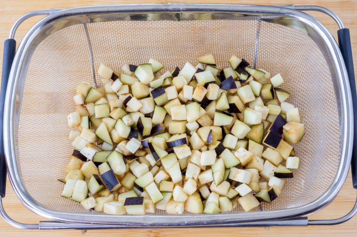 Quitar el amargor a la berenjena para la quiche de verduras