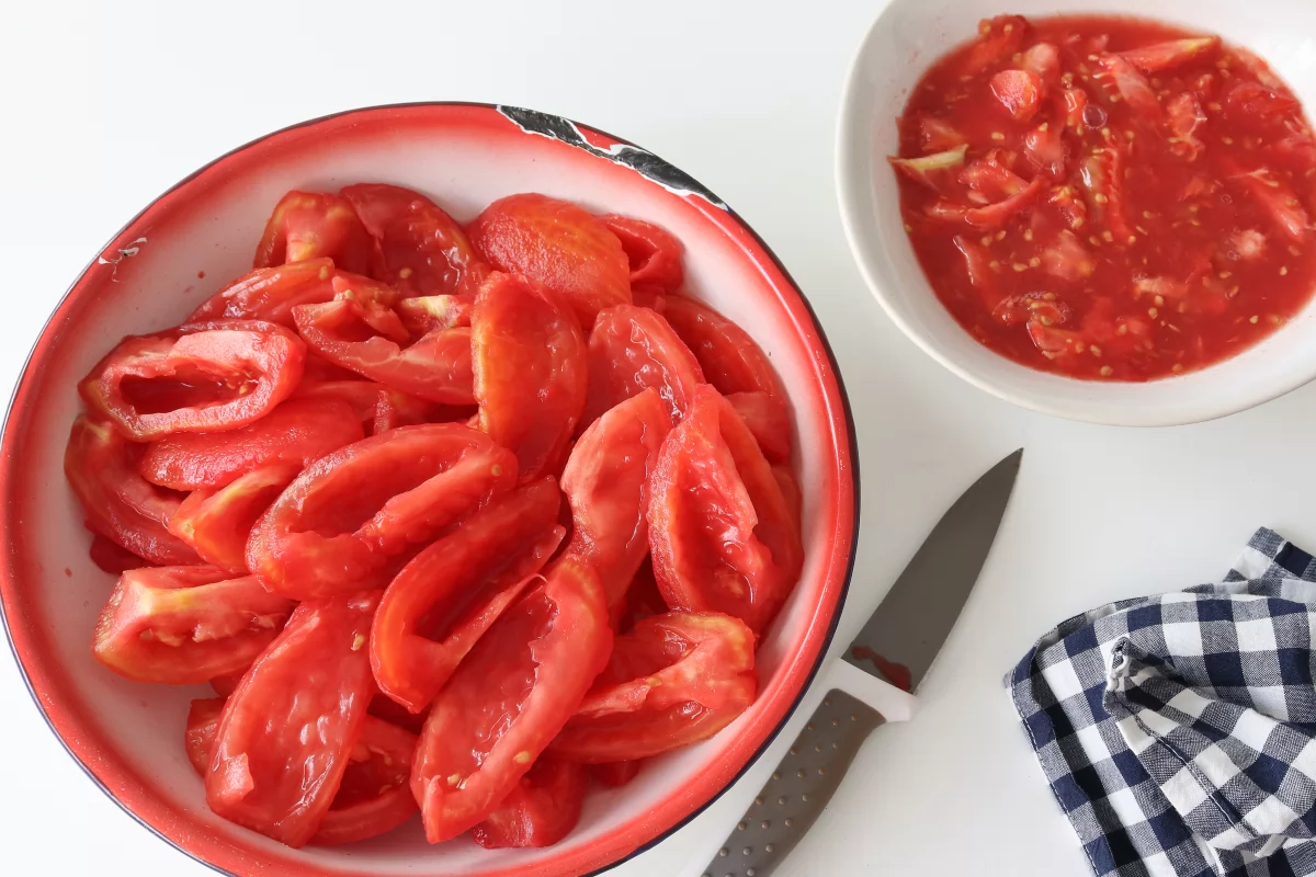 Quitar las pepitas de los tomates mermelada de tomate