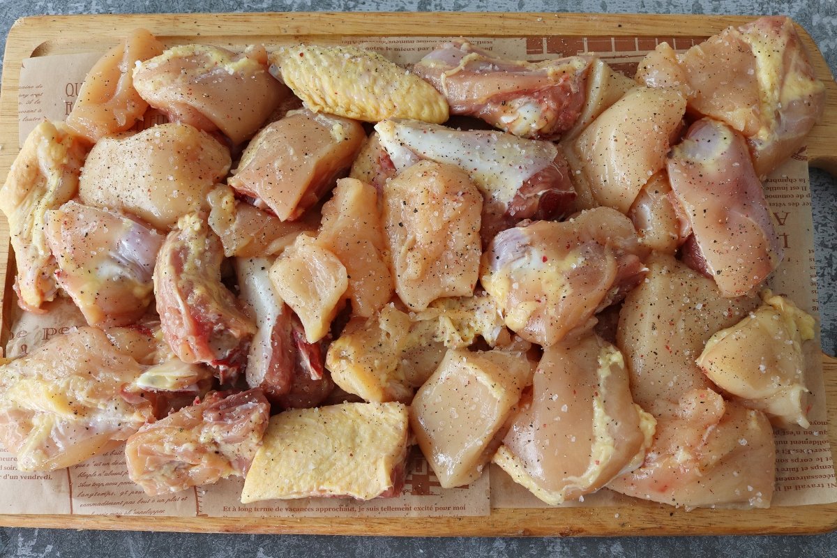 Quitar piel y salpimentar el pollo al ajillo