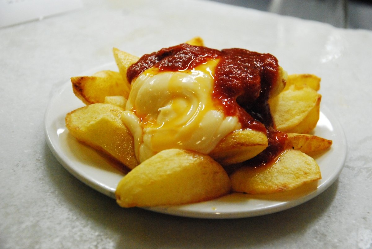 Ración de bravas de Bar del Pla en Barcelona