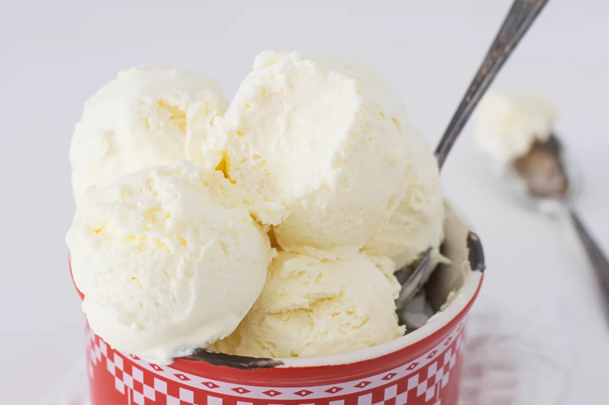 Ración de helado de leche condesada