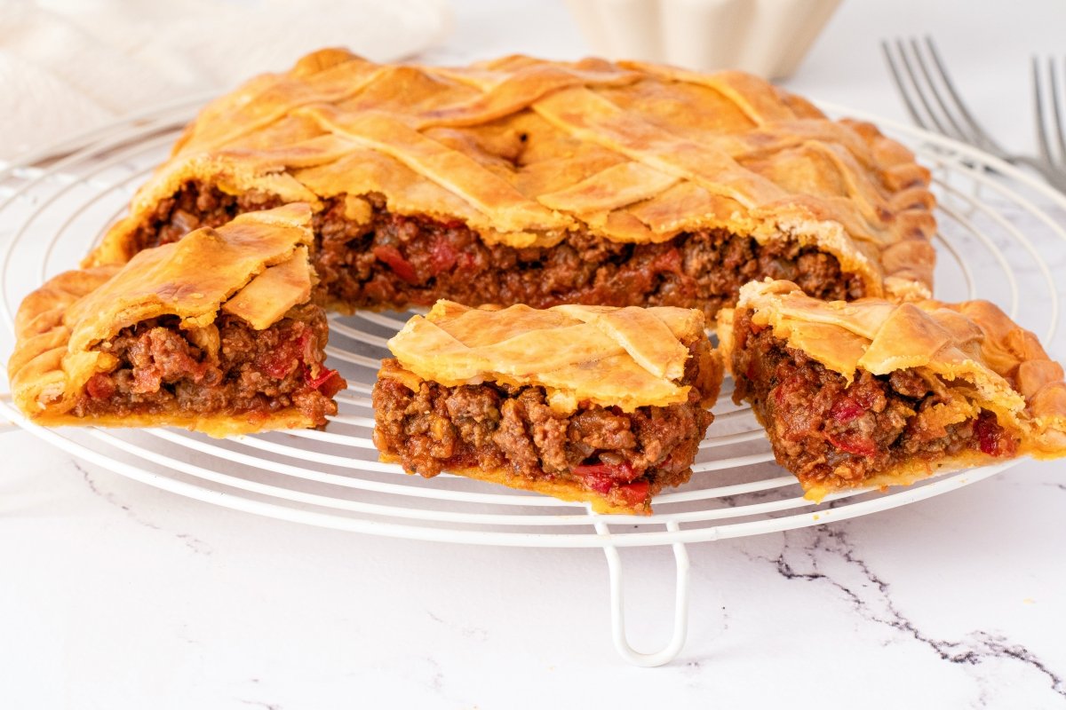 Ración de la empanada de carne picada
