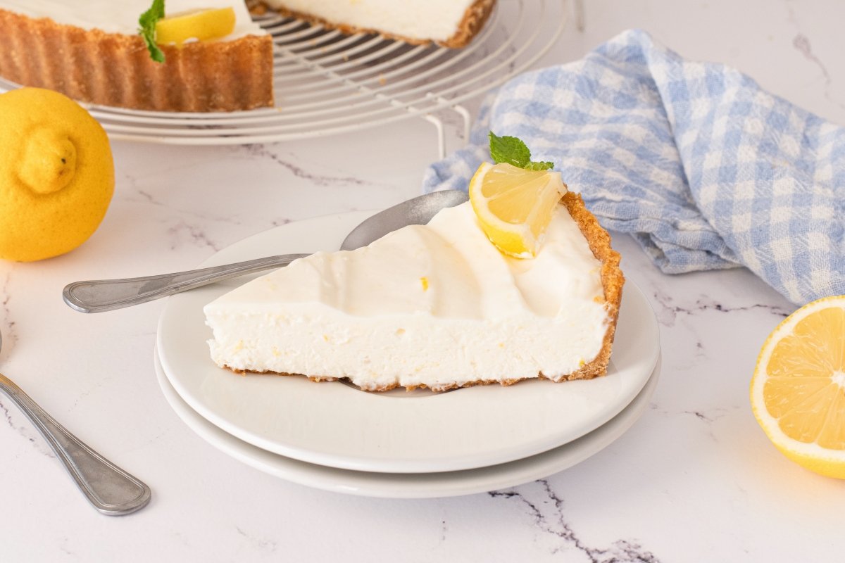 Ración de la tarta de limón con leche condensada
