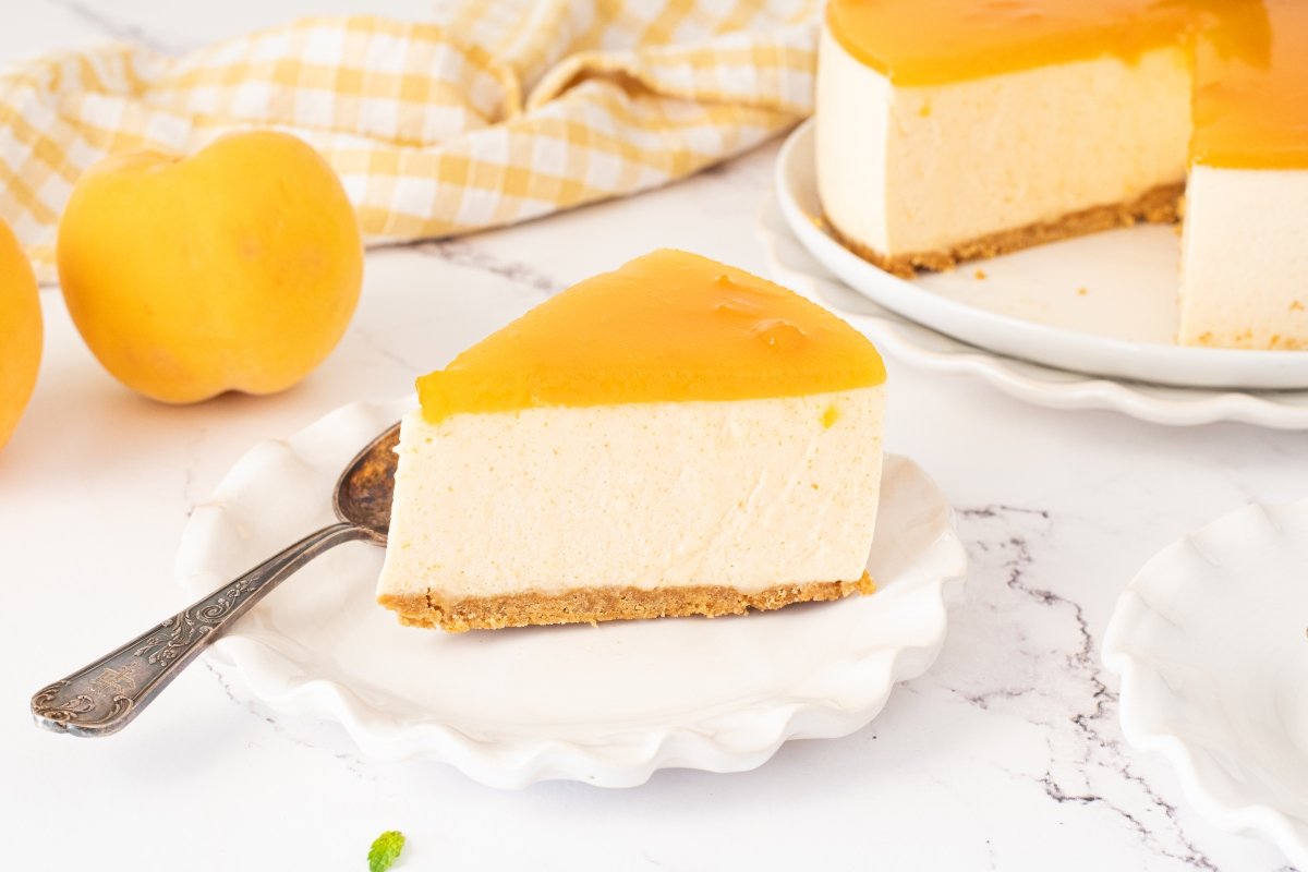 Ración de la tarta de melocotón