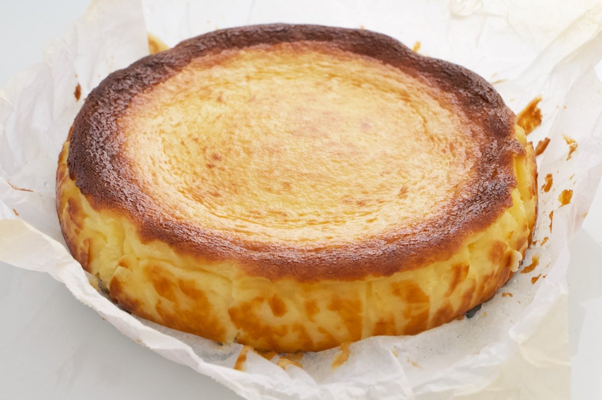 Baked cheesecake serving