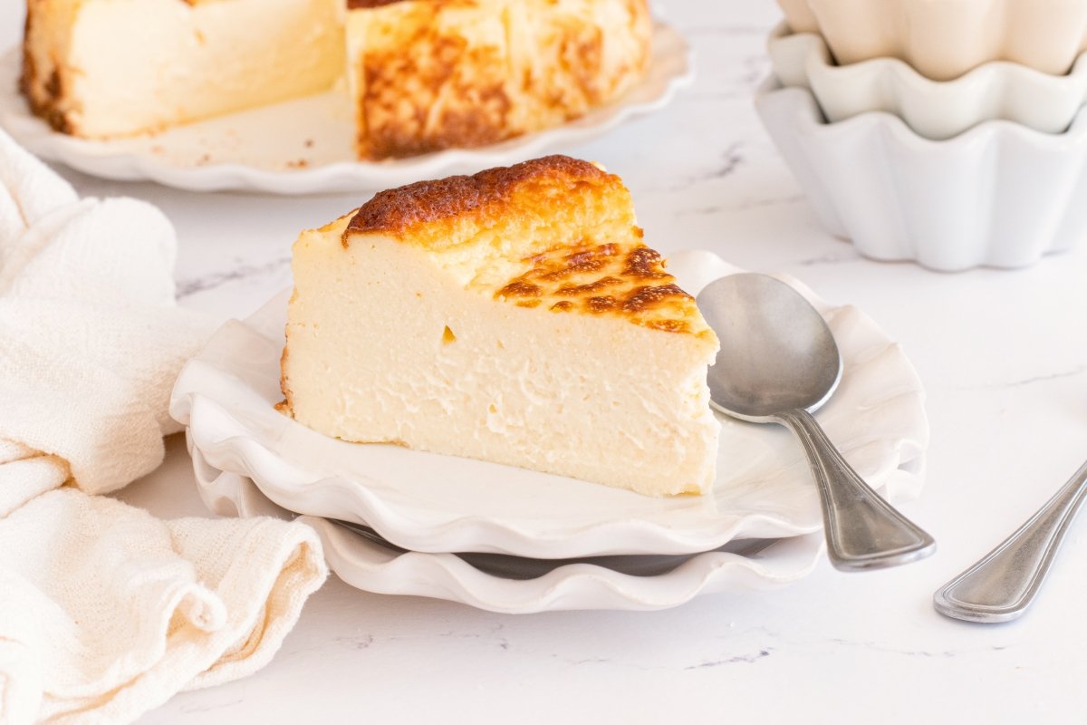 Ración de la tarta de queso sin gluten