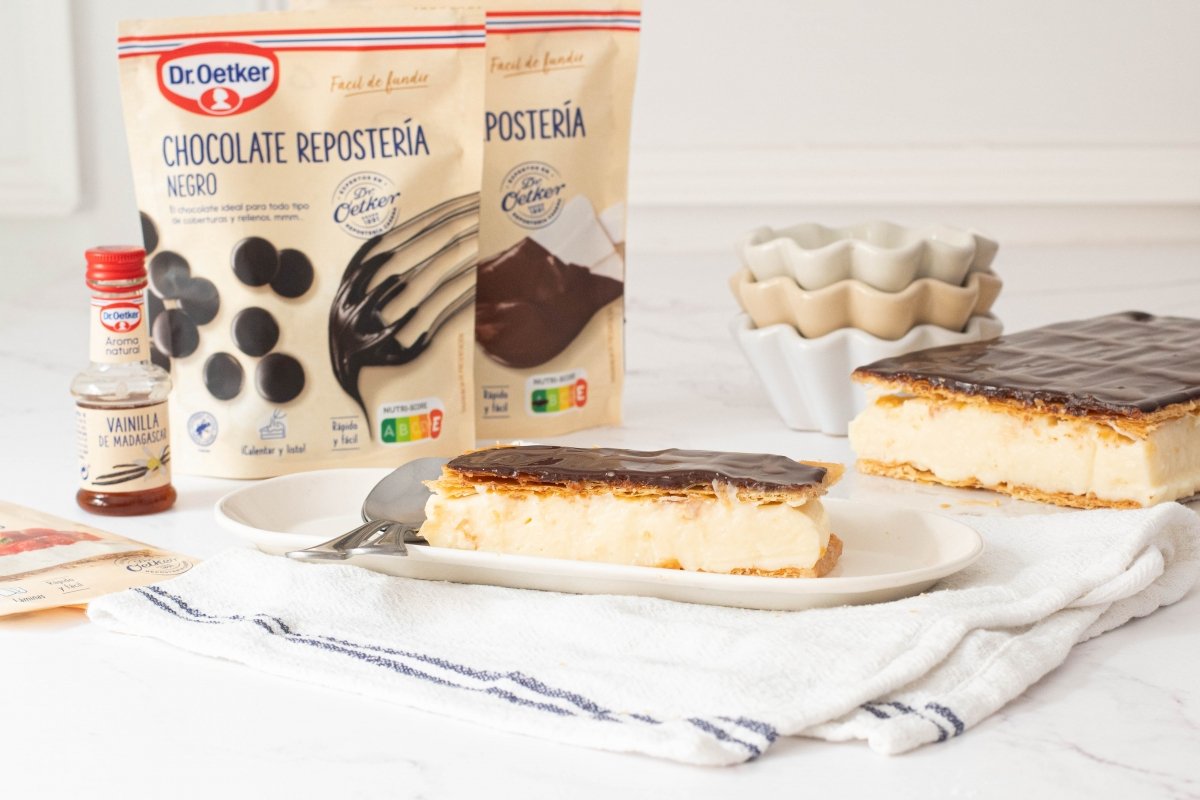 Ración de la tarta milhojas de vainilla con chocolate