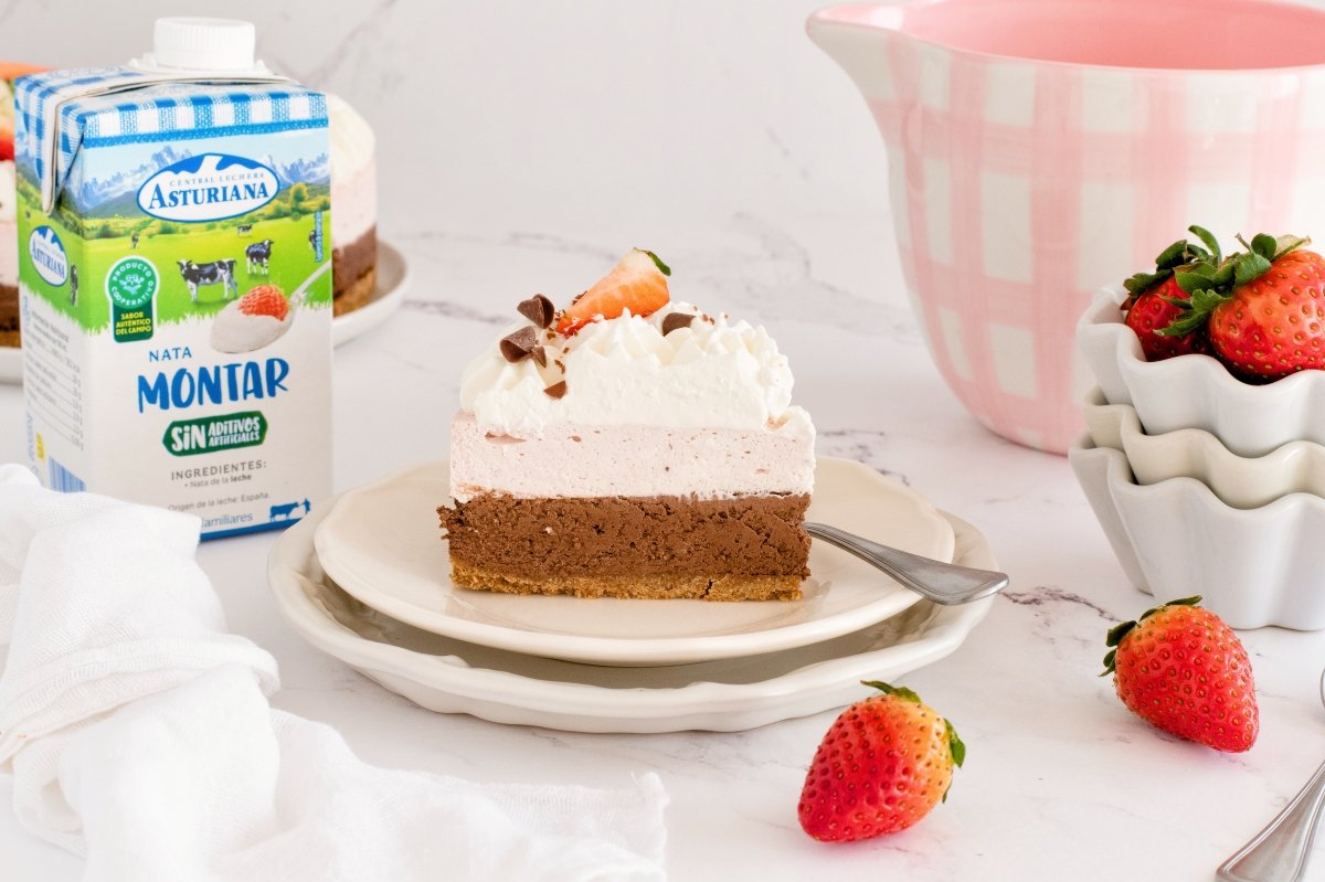 Ración de la tarta mousse de fresas con chocolate