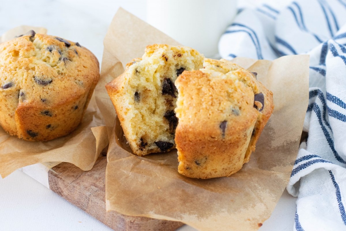 Ración de los muffins con pepitas de chocolate