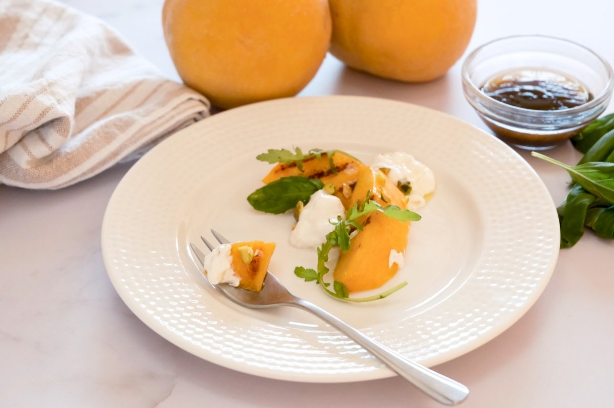 Ración de melocotón a la plancha con burrata, pistachos y albahaca