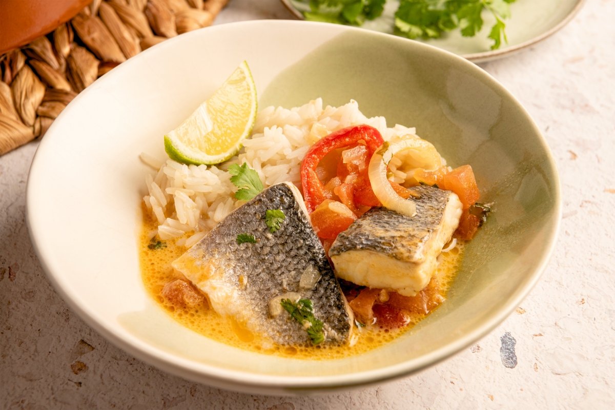 Ración de moqueca de peixe con arroz