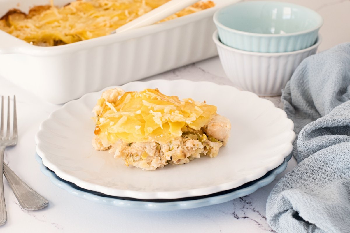 Ración del pastel de patata y pescado