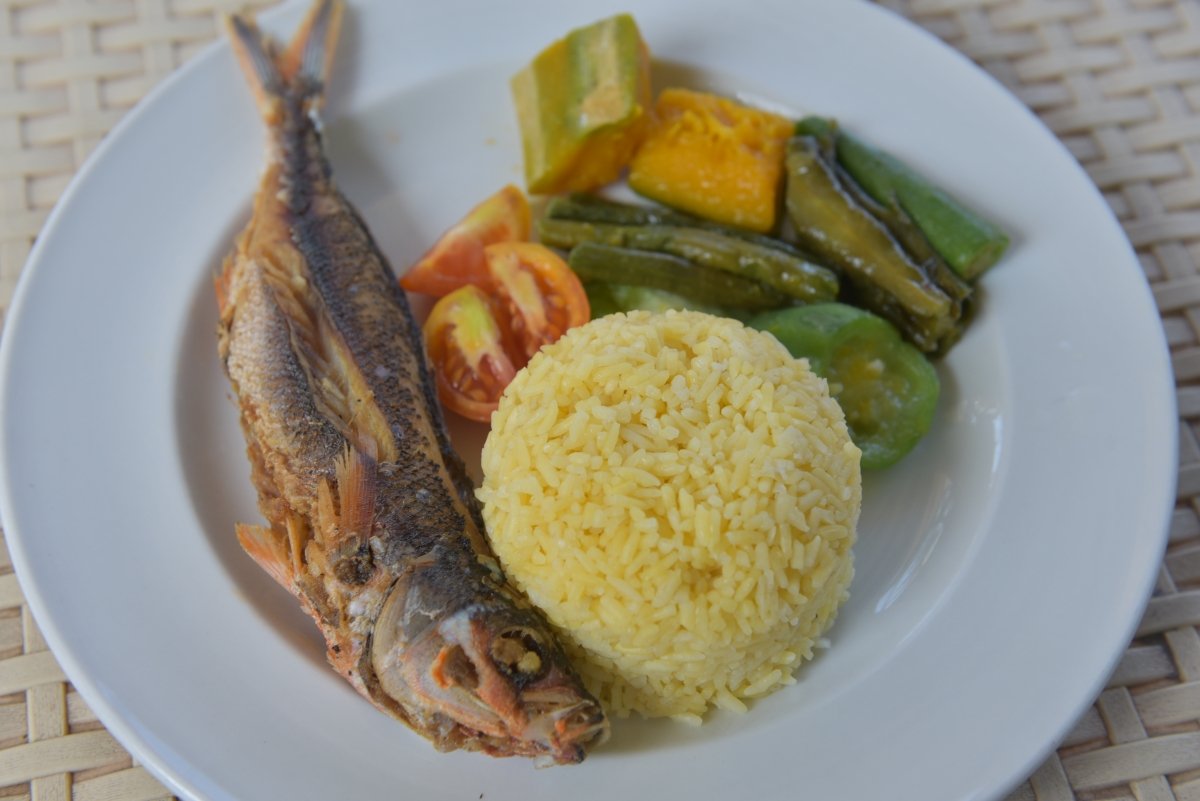 Ración diaria de comida con arroz dorado