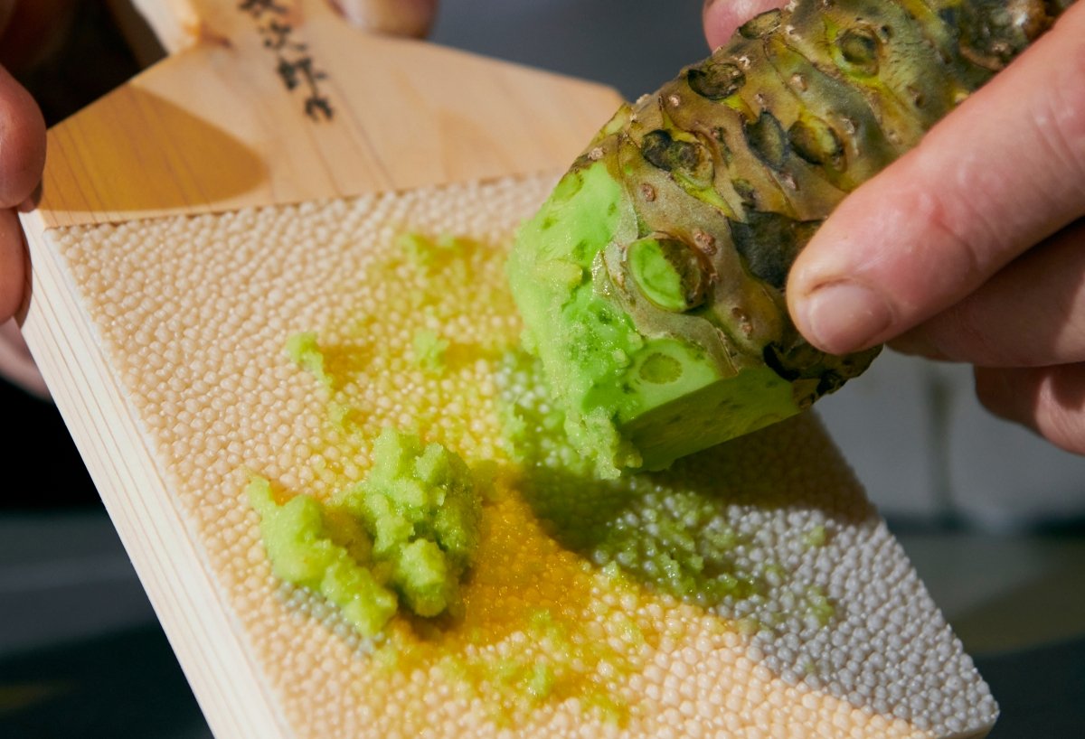 Raíz de wasabi recién rayado y fresco