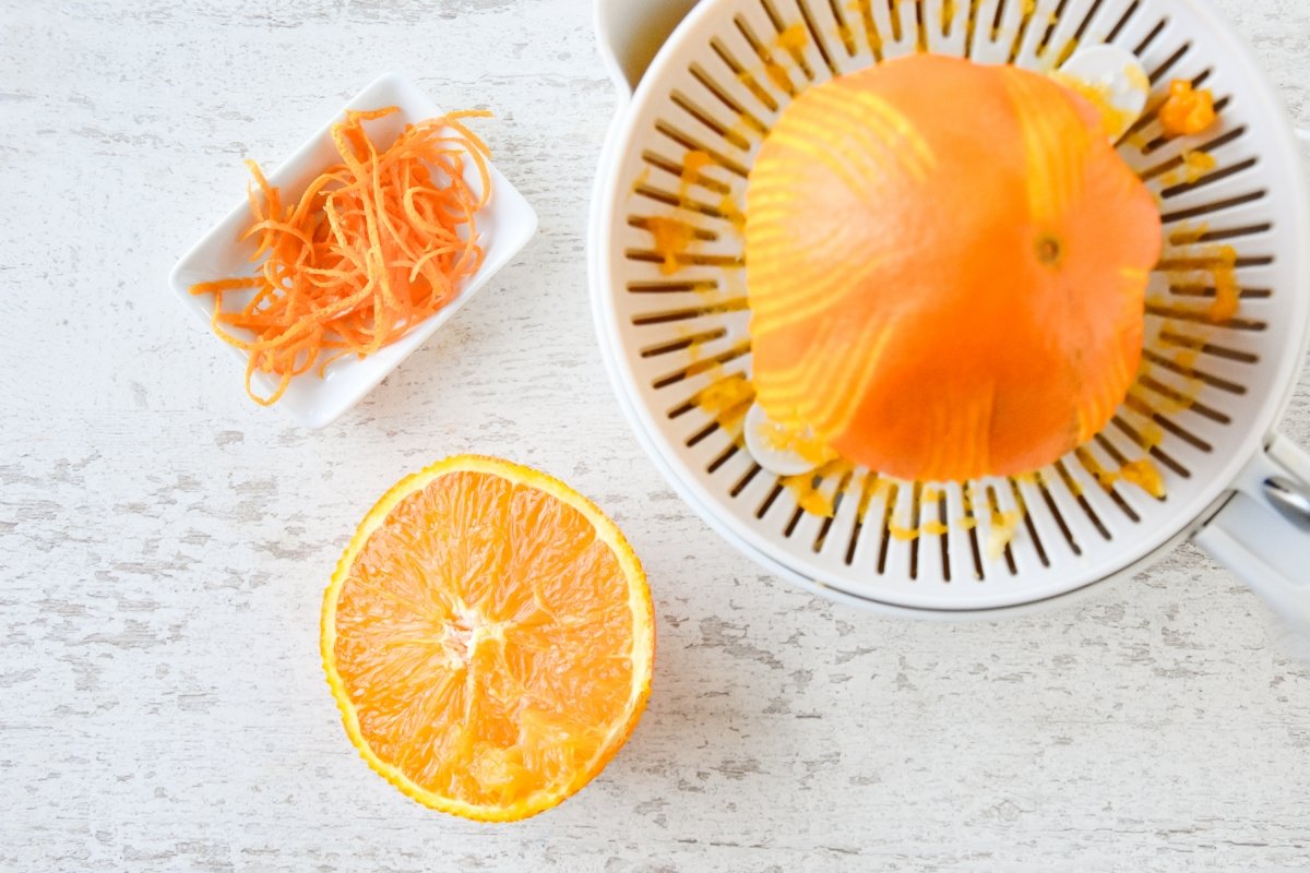 Rallamos la naranja y la exprimimos