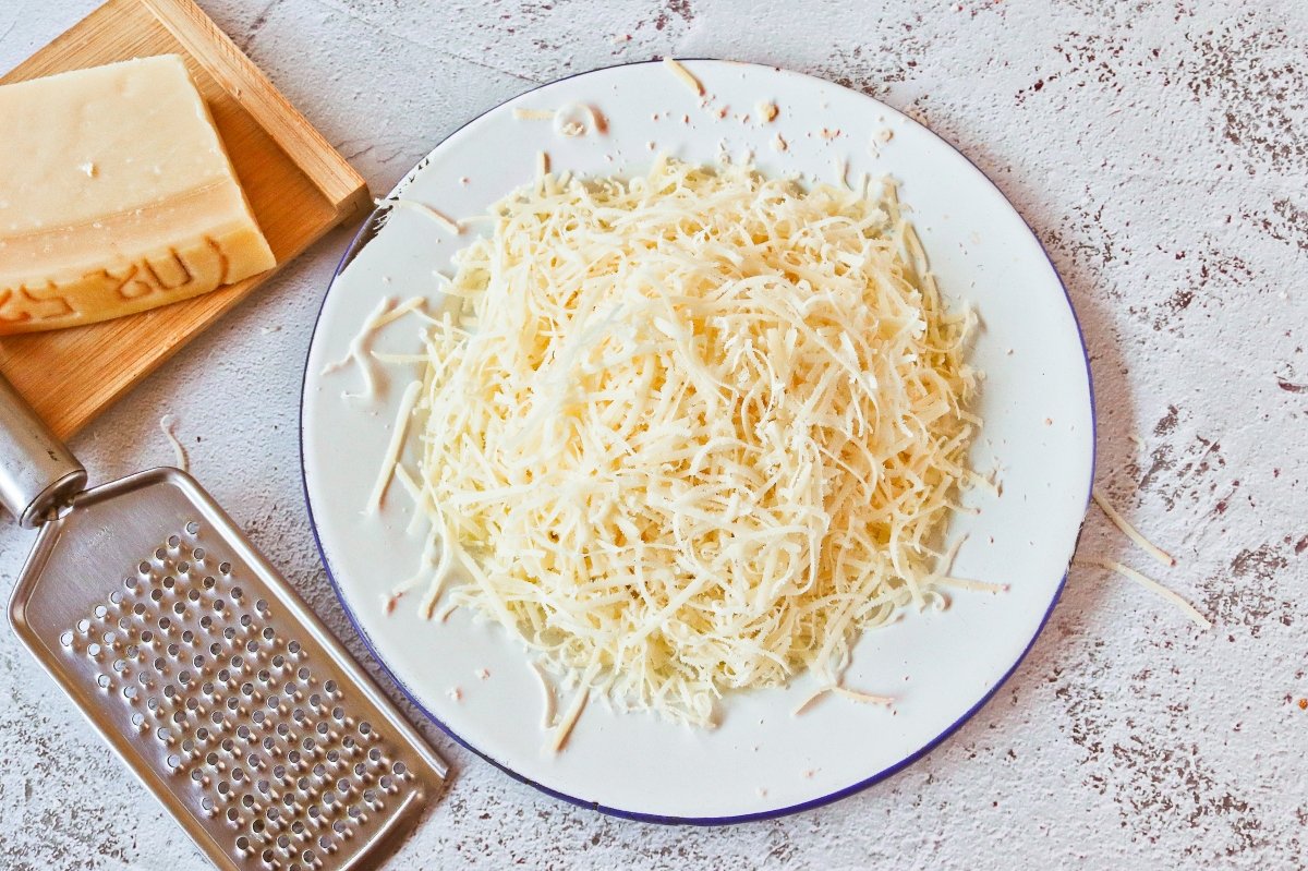Rallar el queso parmesano para el risotto