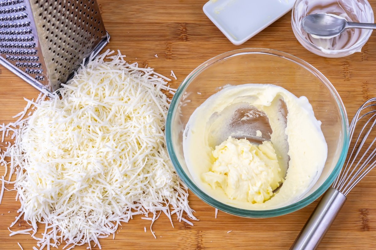 Rallar el queso y preparar la mantequilla para las baleadas hondureñas