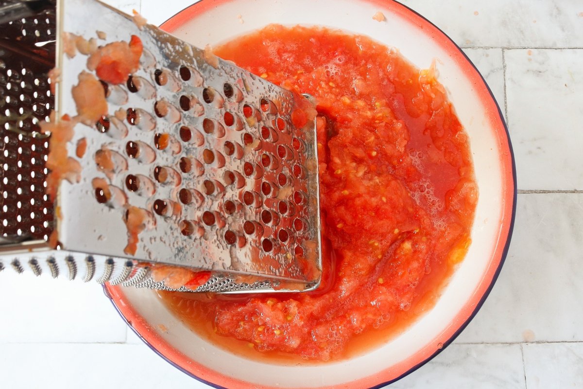 Rallar el tomate para el bacalao con samfaina